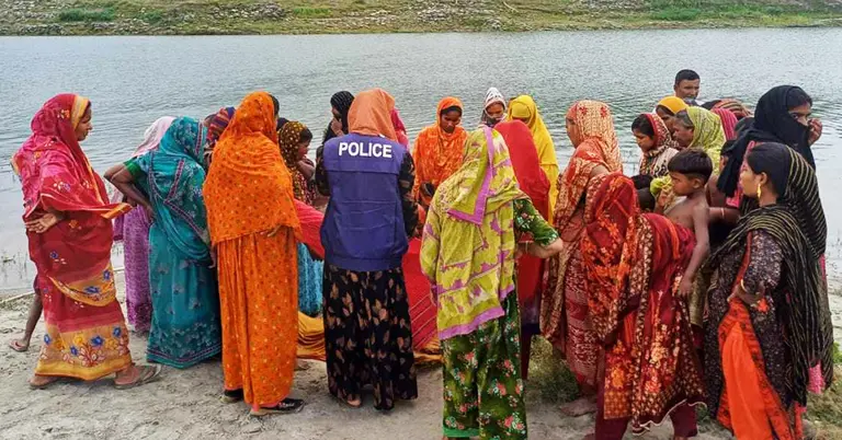 নদীর পাড়ে পুলিশ ও এলাকাবাসীর ভিড়